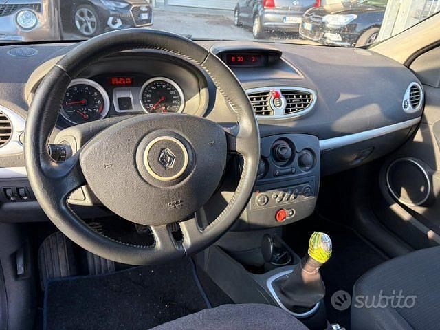 Käytetty Renault Clio II 98 HP (72 kW) 2006 Musta Sedan
