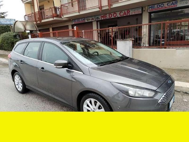 Grigio Usata 2016 Ford Focus Titanium Tre volumi | 8500 € (Buon prezzo) - Immagine 1/4