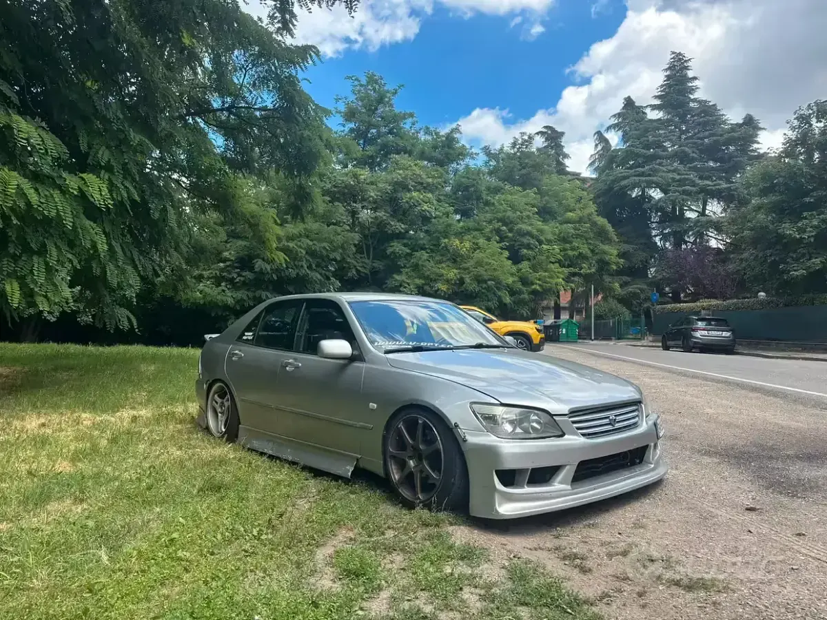 Usata Lexus IS200 155 CV (114 kW) 2001 Grigio Berlina