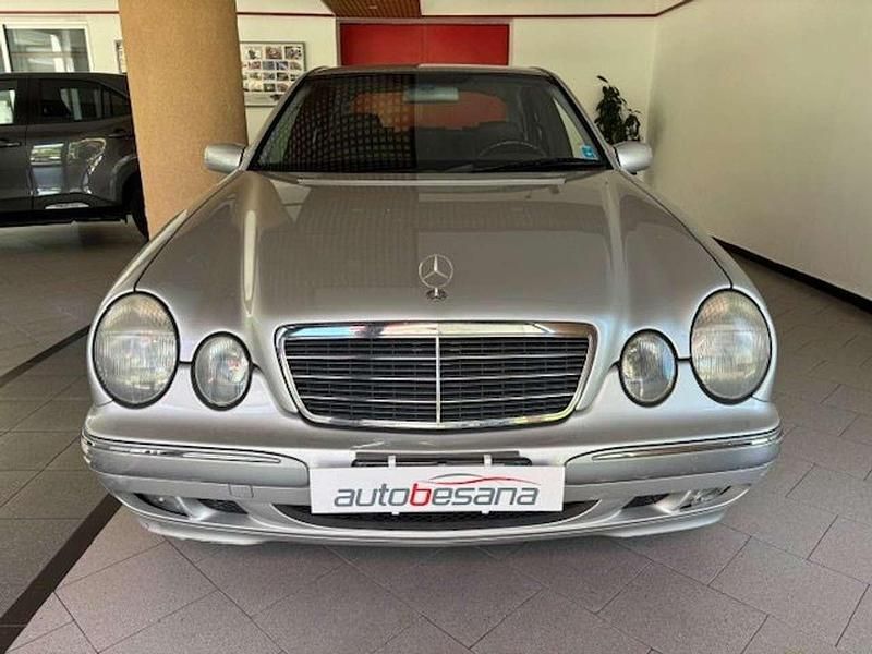 Usata Mercedes E220 Elegance 143 CV (105 kW) 2001 Argento Berlina