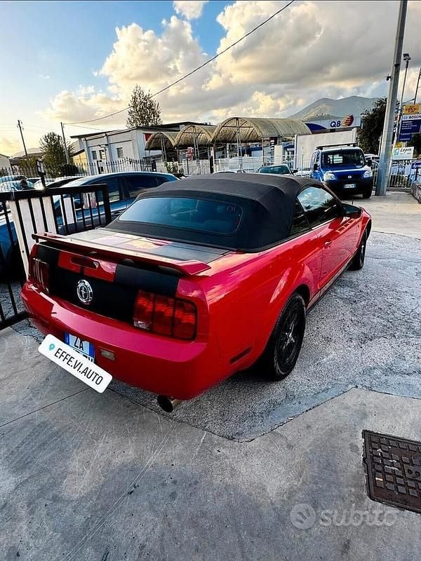 Usata Ford Mustang 204 CV (150 kW) 2005 Rosso Cabrio