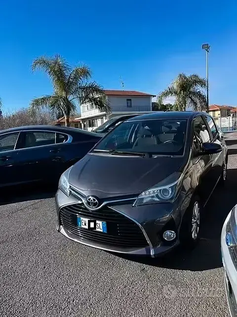Usata Toyota Yaris Lounge 90 CV (66 kW) 2015 Grigio Utilitaria