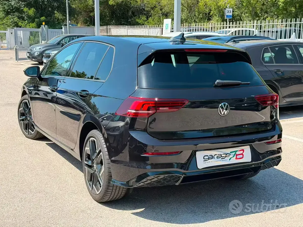 Usata VW Golf VIII R-line 116 CV (85 kW) 2024 Nero Berlina