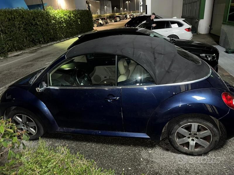 Usata VW New Beetle 105 CV (77 kW) 2006 Blu Utilitaria