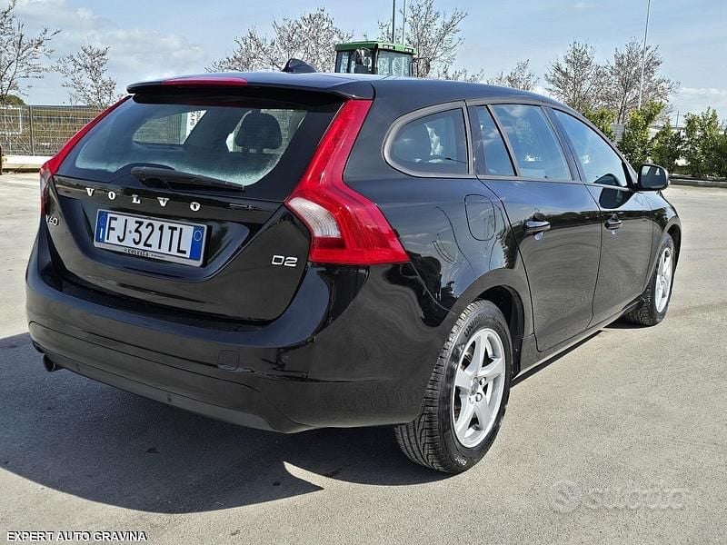 Usata Volvo V60 120 CV (88 kW) 2017 Nero Station wagon