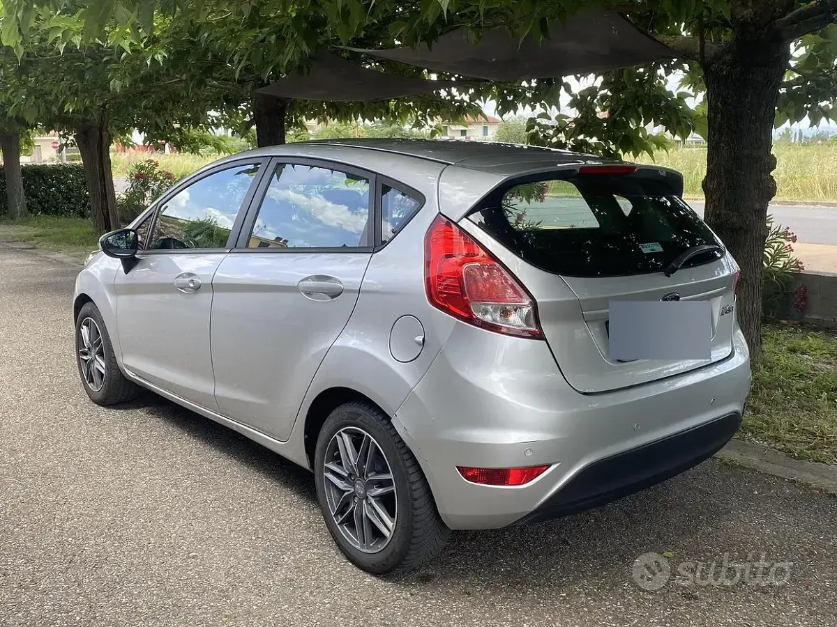 Usata Ford Fiesta 75 CV (55 kW) 2017 Grigio Utilitaria
