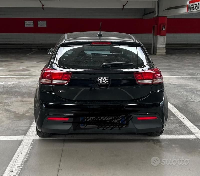 Usata Kia Rio 82 CV (60 kW) 2019 Nero Berlina