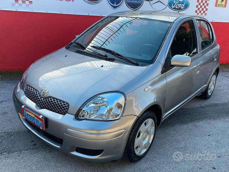 Usata Toyota Yaris 75 CV (55 kW) 2004 Grigio Berlina
