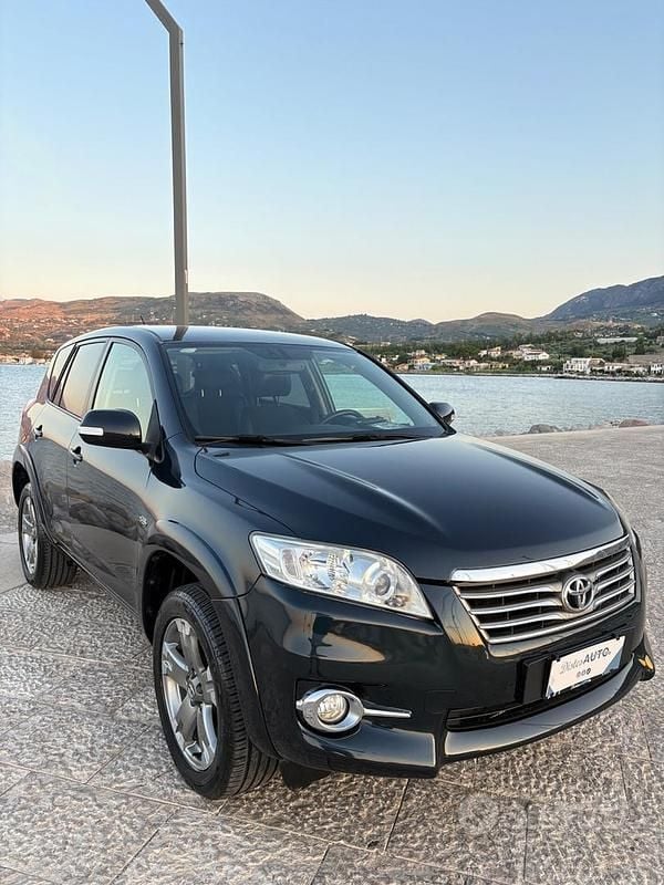 Grigio Usata 2012 Toyota RAV4 Lounge SUV | 9800 € (Buon prezzo) - Immagine 1/4