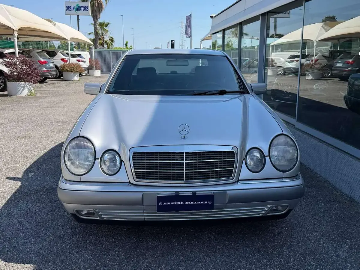 Usata Mercedes E200 Elegance 186 CV (136 kW) 1998 Argento Berlina