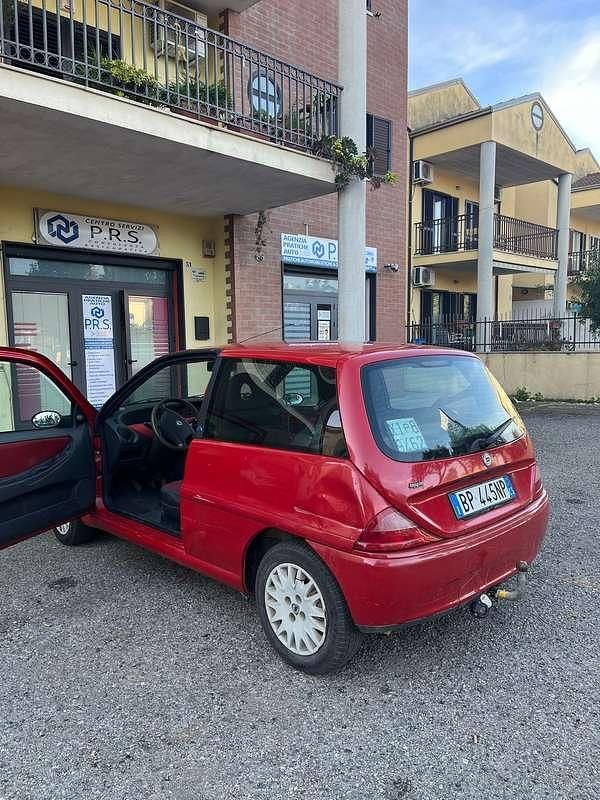Begagnad Lancia 2000 60 HK (44 kW) 2001 Röd Sedan
