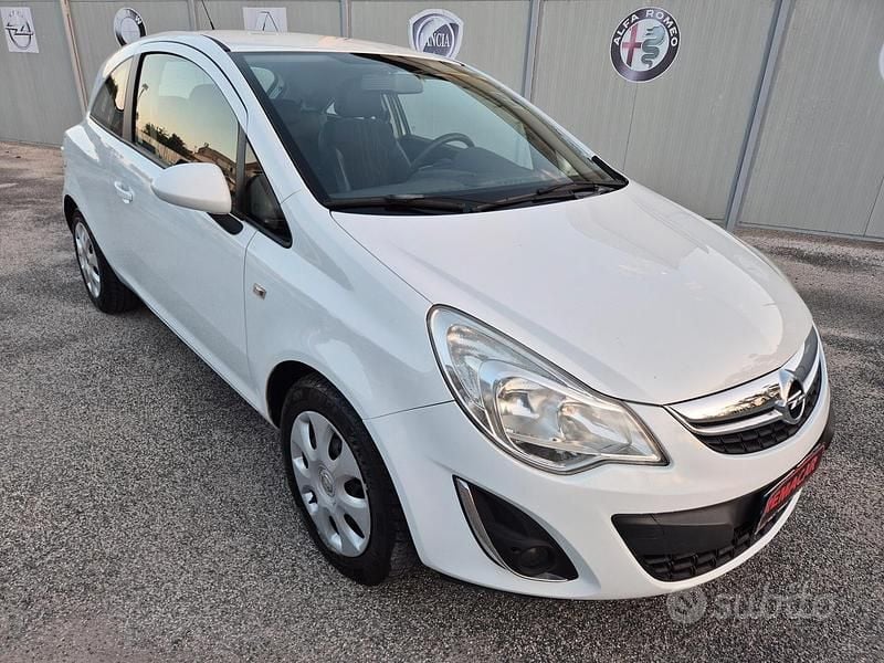Bianco Usata 2012 Opel Corsa Tre volumi | 2490 € (Super prezzo) - Immagine 1/4