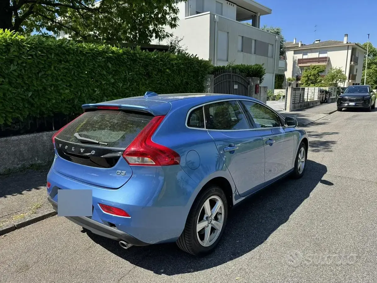 Usata Volvo V40 Momentum 150 CV (110 kW) 2016 Blu Berlina
