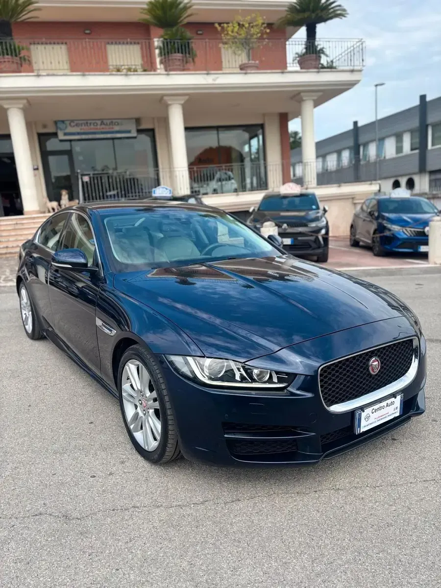 Usata Jaguar XE Business Edition 180 CV (132 kW) 2016 Blu Berlina