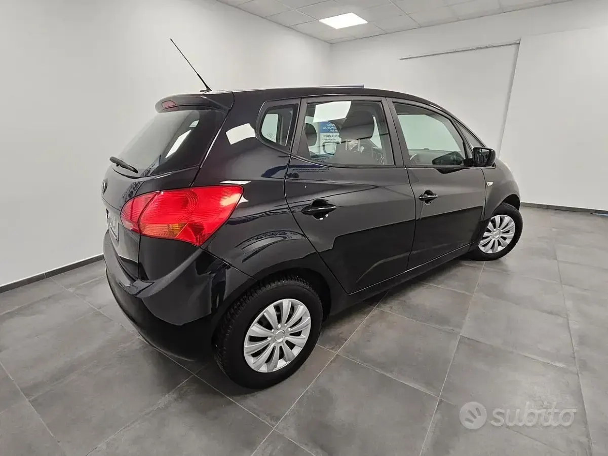 Usata Kia Venga Active 90 CV (66 kW) 2013 Nero Utilitaria