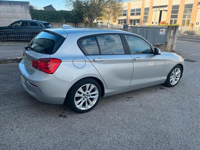Usata BMW 118 Urban Line 149 CV (109 kW) 2016 Argento Utilitaria