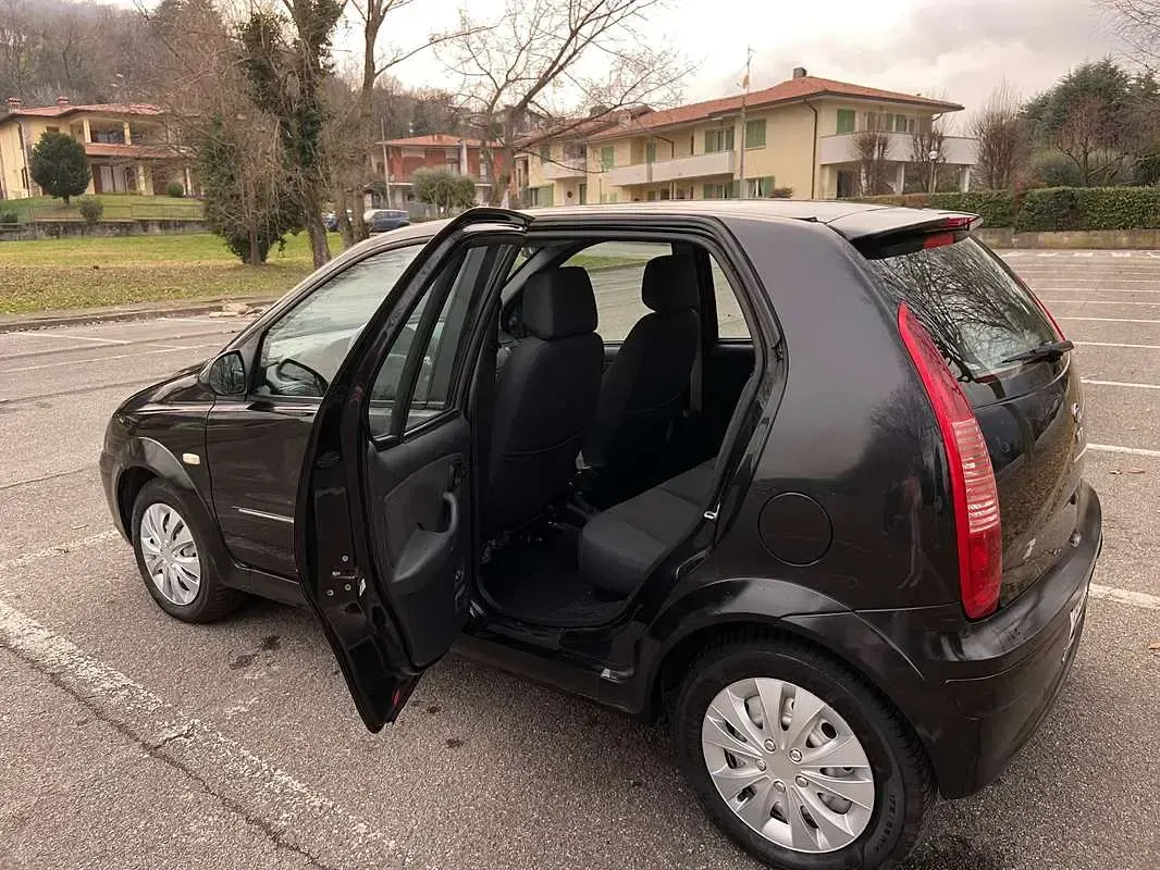 Usata Tata Indica 82 CV (60 kW) 2010 Nero Berlina