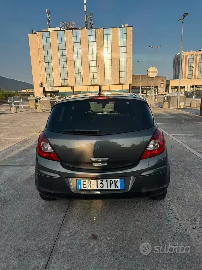Usata Opel Corsa 85 CV (62 kW) 2010 Nero Utilitaria