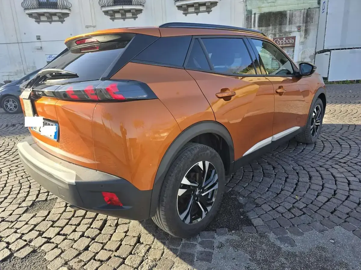 Usata Peugeot 2008 Allure 102 CV (75 kW) 2023 Bronzo SUV