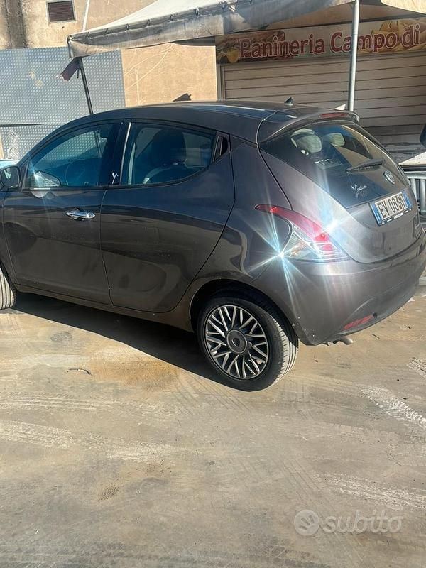 Usata Lancia Ypsilon 95 CV (69 kW) 2014 Grigio Utilitaria