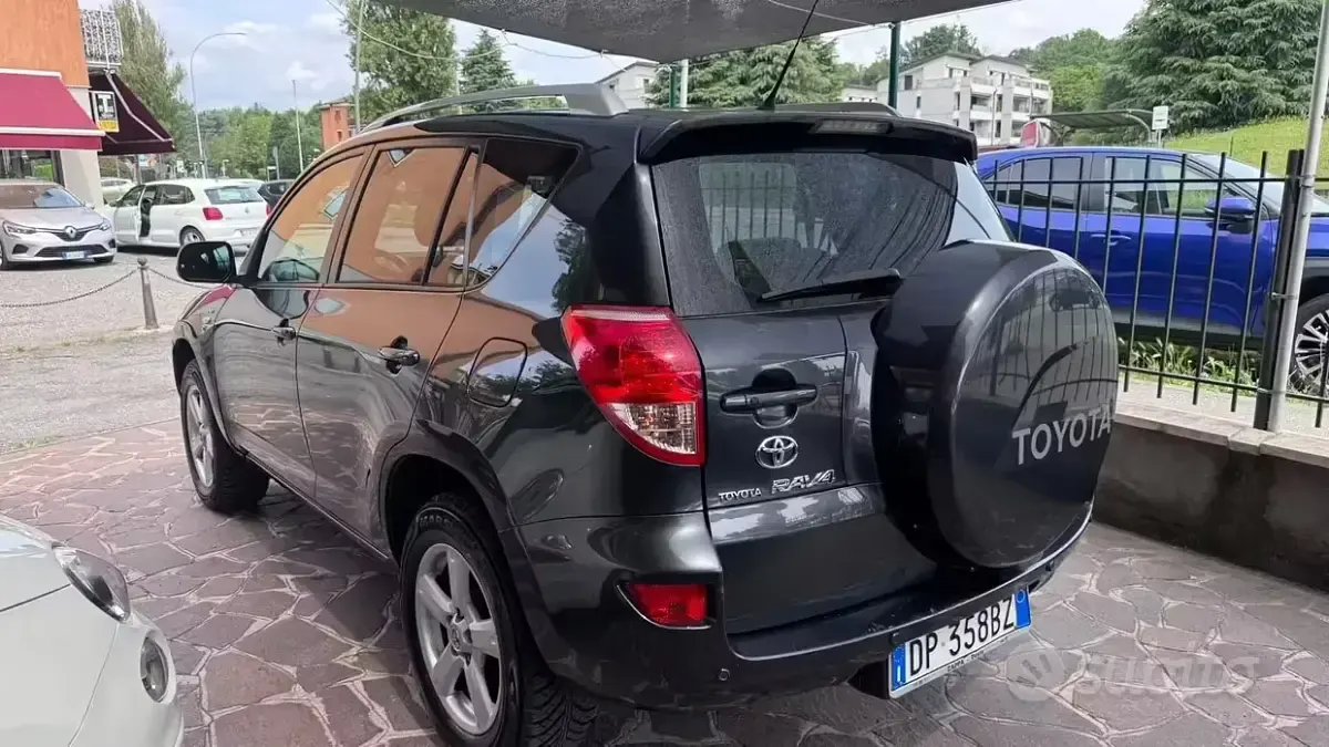 Usado Toyota RAV4 Luxury 136 CV (100 kW) 2008 Gris SUV