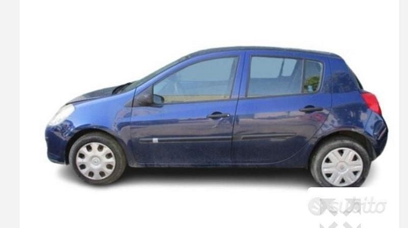 Blu Usata 2006 Renault Clio II Utilitaria | 2000 € (Buon prezzo) - Immagine 1/1