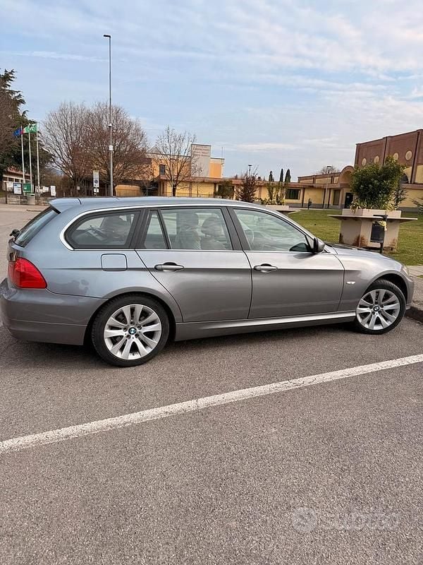 Usata BMW 318 143 CV (105 kW) 2012 Grigio Station wagon