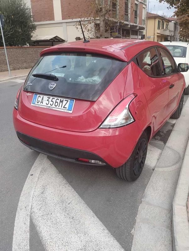 Usata Lancia Ypsilon 69 CV (50 kW) 2020 Rosso Utilitaria
