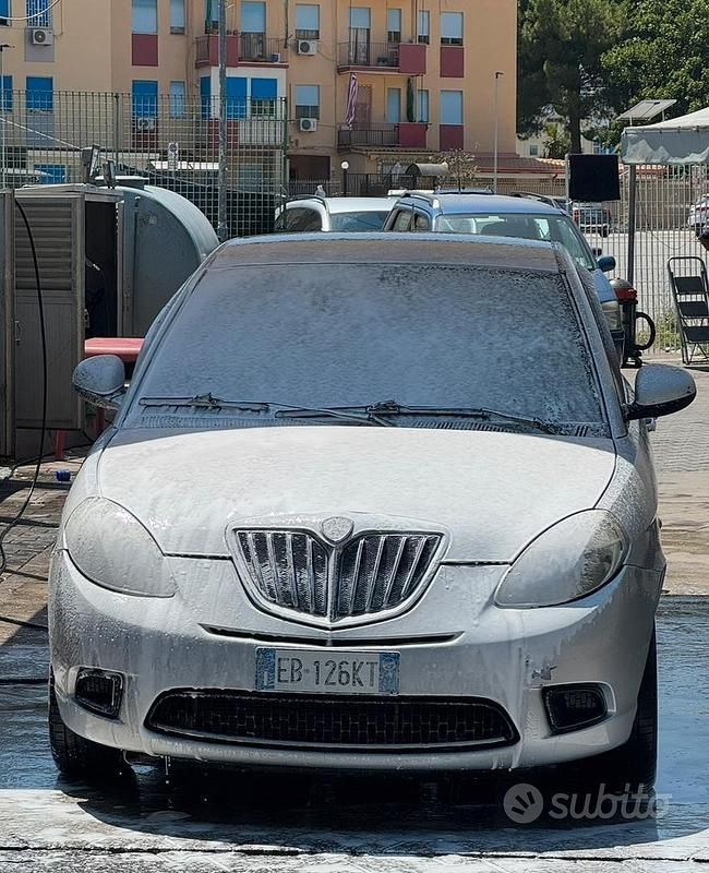 Grigio Usata 2011 Lancia Ypsilon Due volumi | 3800 € (Buon prezzo) - Immagine 1/4