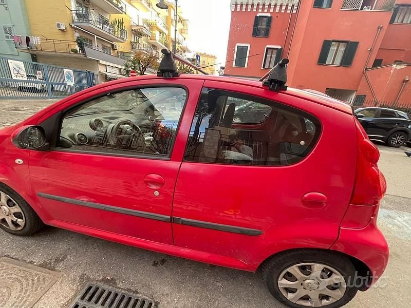 Usata Peugeot 107 68 CV (50 kW) 2011 Rosso Utilitaria