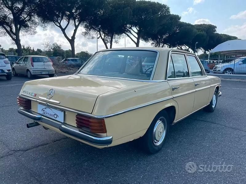 Begagnad Mercedes W115 60 HK (44 kW) 1970 Gul Sedan