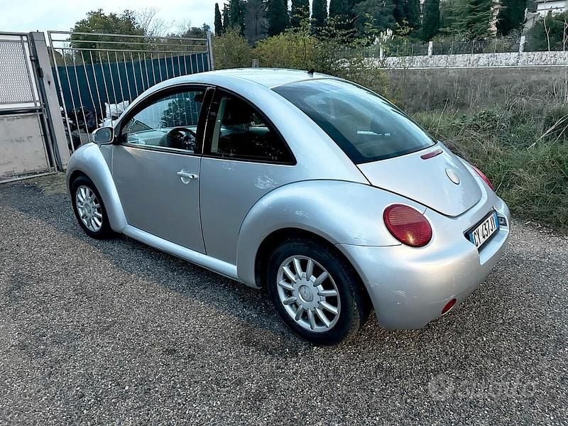 Usata VW New Beetle 101 CV (74 kW) 2004 Grigio Utilitaria