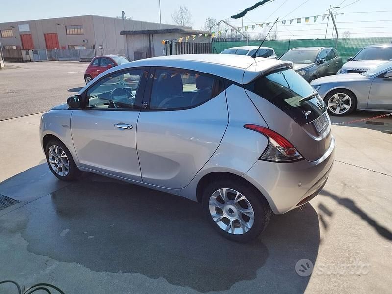 Usata Lancia Ypsilon Gold 69 CV (50 kW) 2016 Grigio Utilitaria