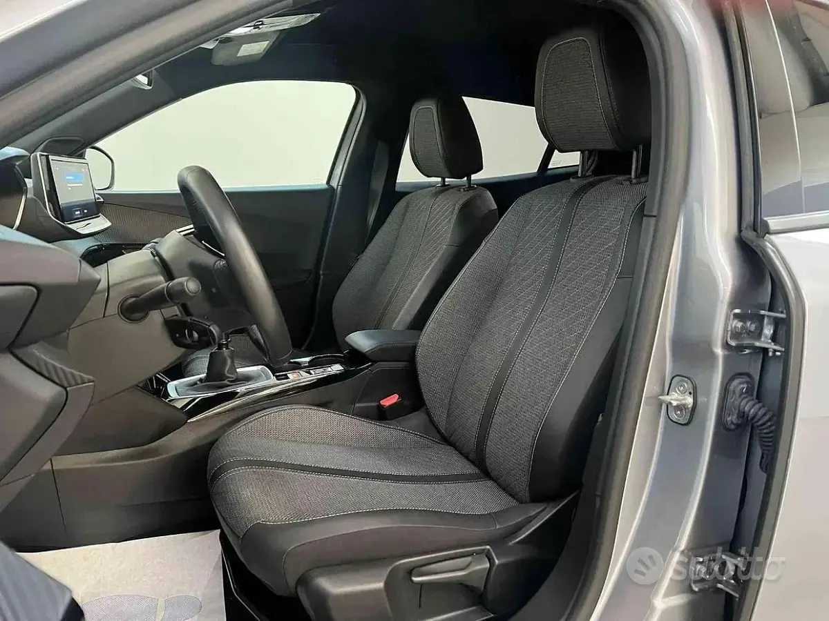Usata Peugeot 2008 Allure 101 CV (74 kW) 2025 Grigio SUV