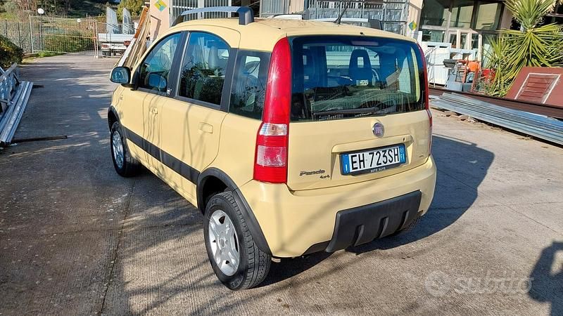 Usata Fiat Panda 4x4 Climbing 74 CV (54 kW) 2011 Giallo Utilitaria