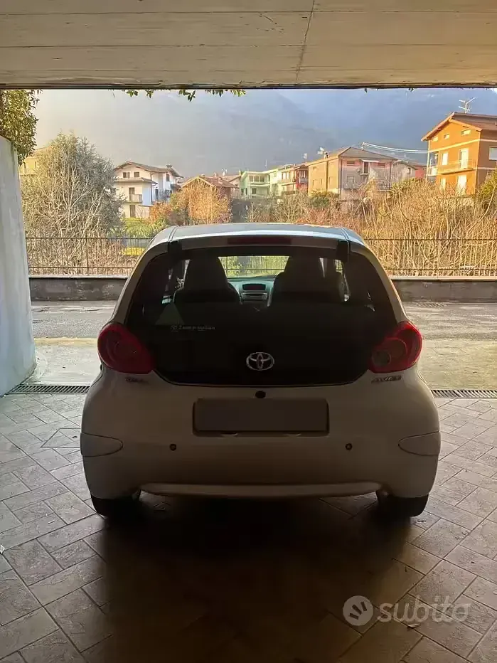 Usata Toyota Aygo 67 CV (49 kW) 2007 Grigio Utilitaria