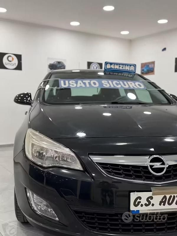 Usata Opel Astra Cosmo 100 CV (73 kW) 2012 Nero Berlina