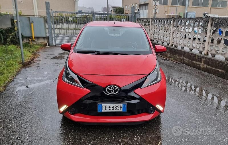 Rosso Usata 2016 Toyota Aygo Due volumi | 7900 € (Buon prezzo) - Immagine 1/4