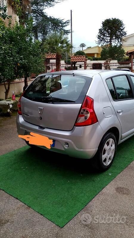 Grigio Usata 2010 Dacia Sandero Due volumi | 1900 € (Buon prezzo) - Immagine 1/3