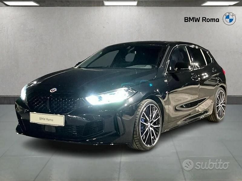 Black sapphire metallic Usata 2023 BMW M135 Comfort Edition Due volumi | 36.880 € (Buon prezzo) - Immagine 1/3