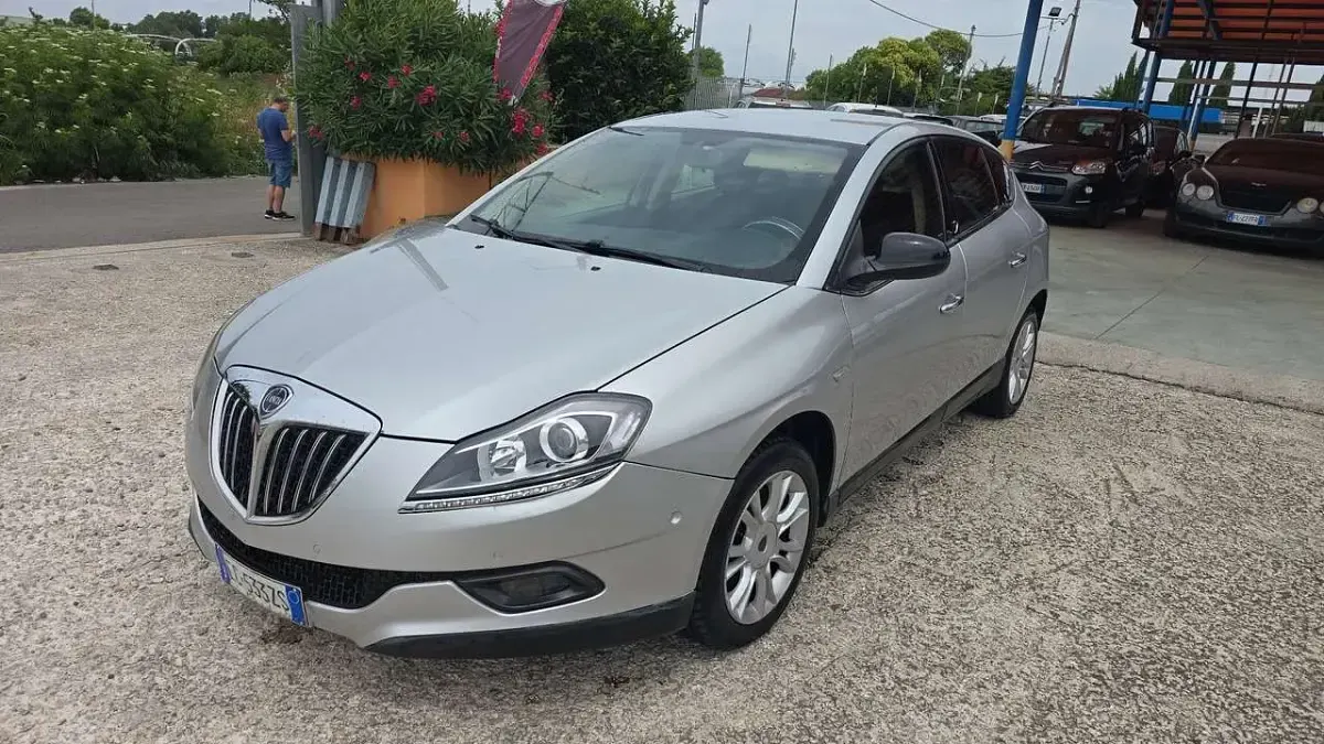 Usata Lancia Delta 165 CV (121 kW) 2010 Argento Utilitaria