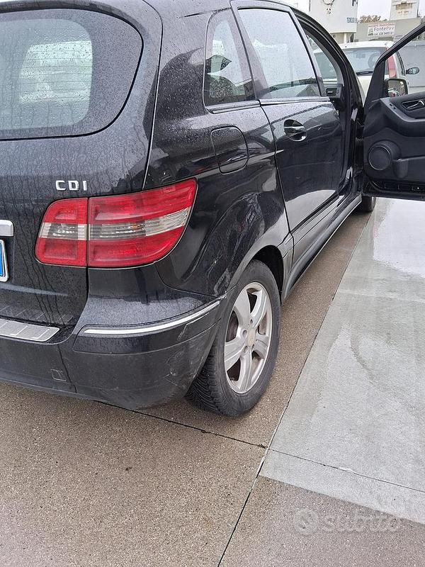 Usata Mercedes B200 140 CV (102 kW) 2009 Nero Monovolume