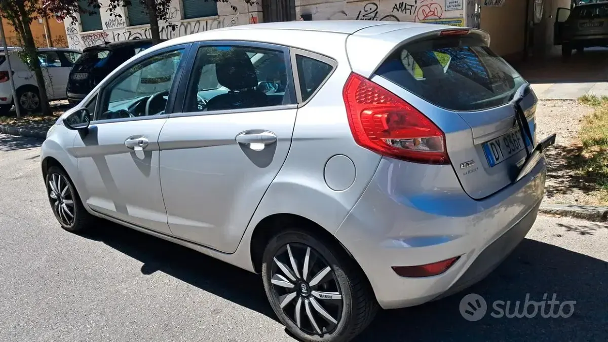 Usata Ford Fiesta Titanium 68 CV (50 kW) 2009 Grigio Berlina