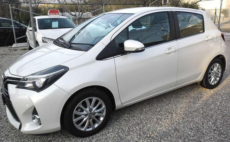 Usata Toyota Yaris Lounge 90 CV (66 kW) 2015 Bianco Berlina