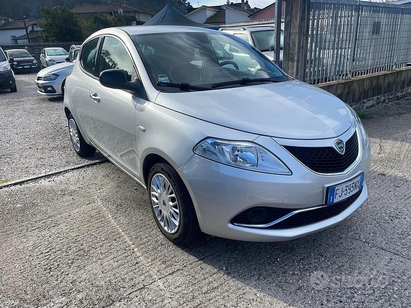 Usata Lancia Ypsilon Gold 69 CV (50 kW) 2017 Grigio Utilitaria