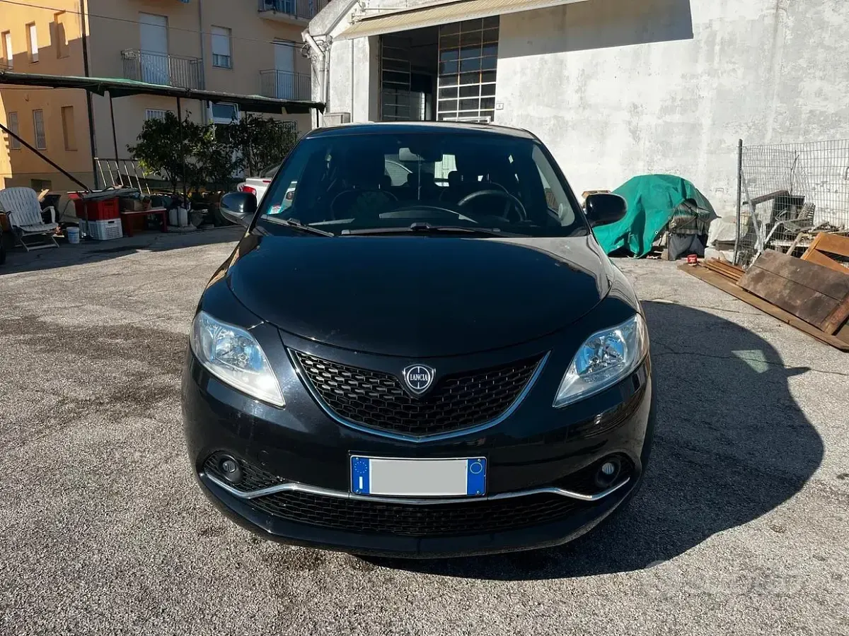 Usata Lancia Ypsilon Gold 69 CV (50 kW) 2018 Nero Utilitaria