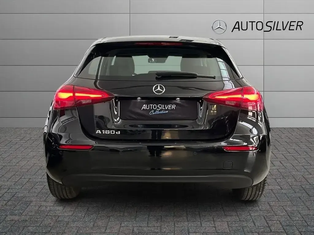 Usata Mercedes A180 Advanced 116 CV (85 kW) 2025 Nero / pastello Berlina
