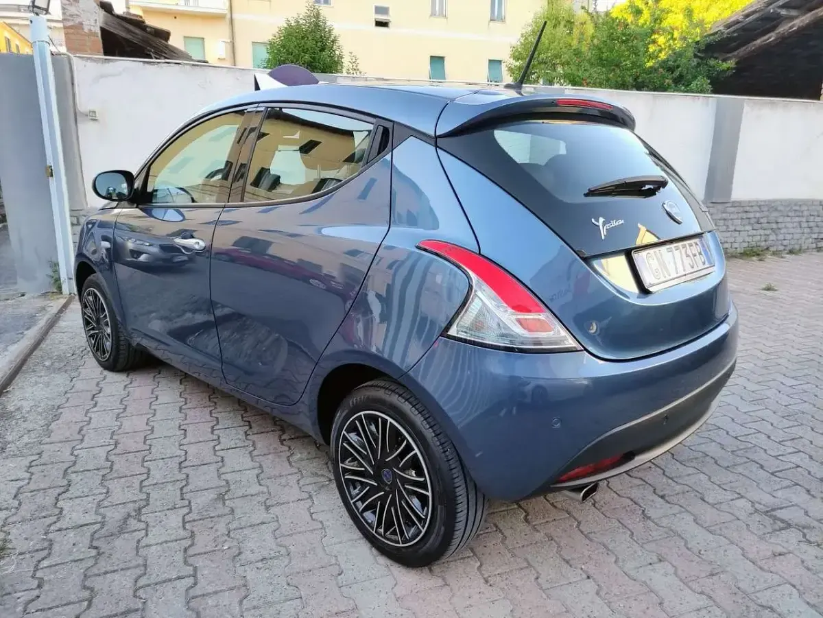 Usata Lancia Ypsilon Gold 69 CV (50 kW) 2023 Blu/azzurro Utilitaria