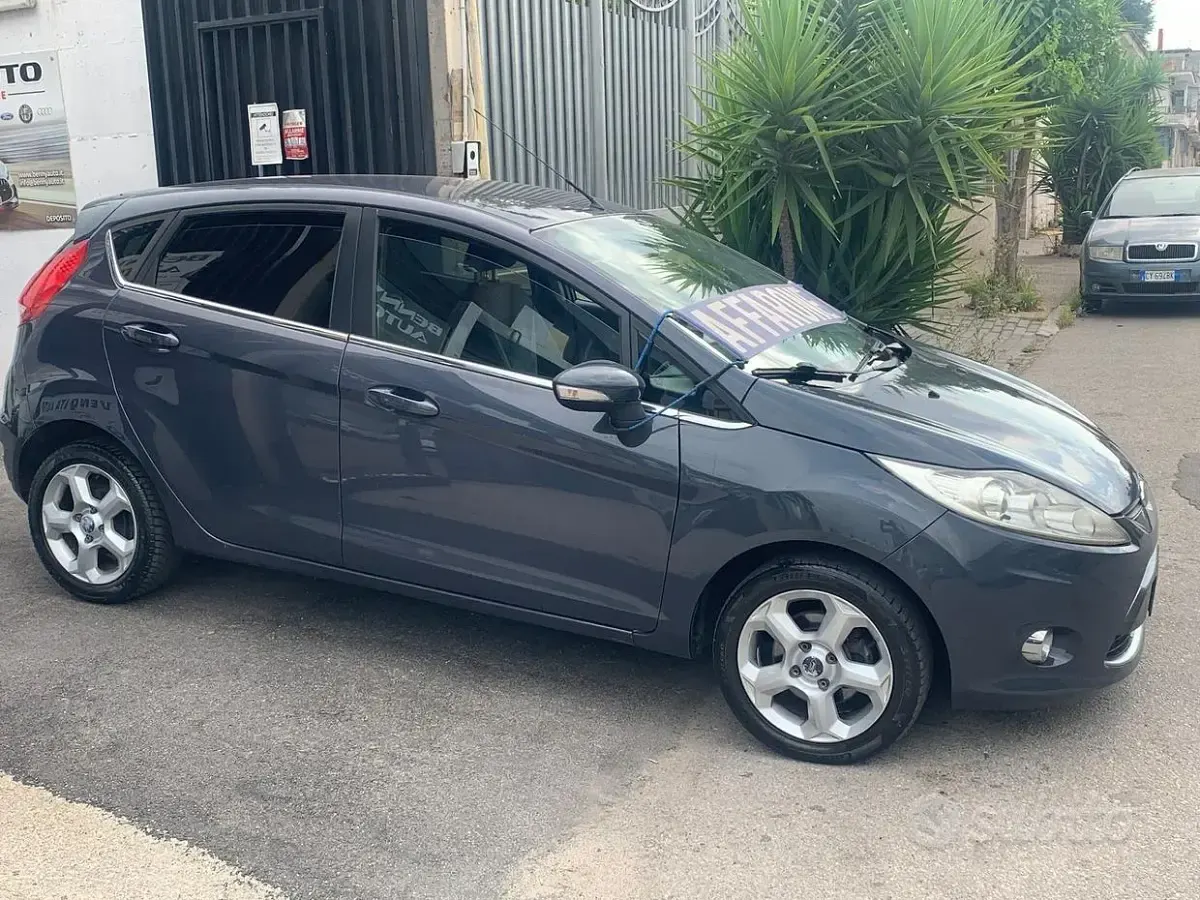 Usata Ford Fiesta 60 CV (44 kW) 2011 Grigio Berlina
