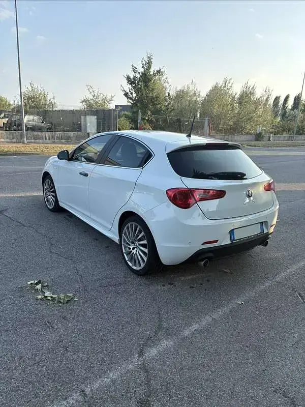 Usata Alfa Romeo Giulietta Quadrifoglio Verde 150 CV (110 kW) 2014 Bianco Utilitaria
